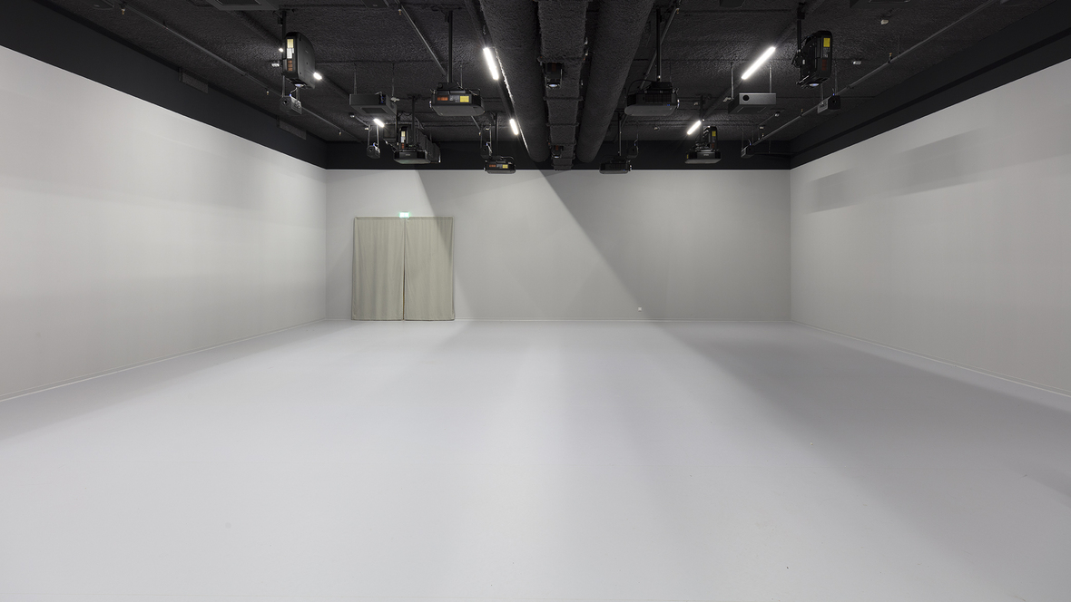 White Marmoleum floor and white walls for interactive projection FloriWorld